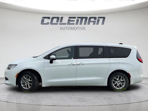 Used 2023 Chrysler Voyager LX FWD image 2