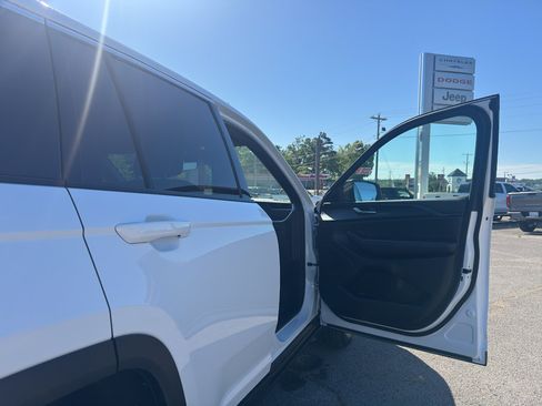 Used 2025 Jeep Grand Cherokee Laredo X RWD image 20