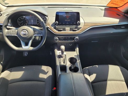 Used 2025 Nissan Altima 2.5 SV FWD image 9