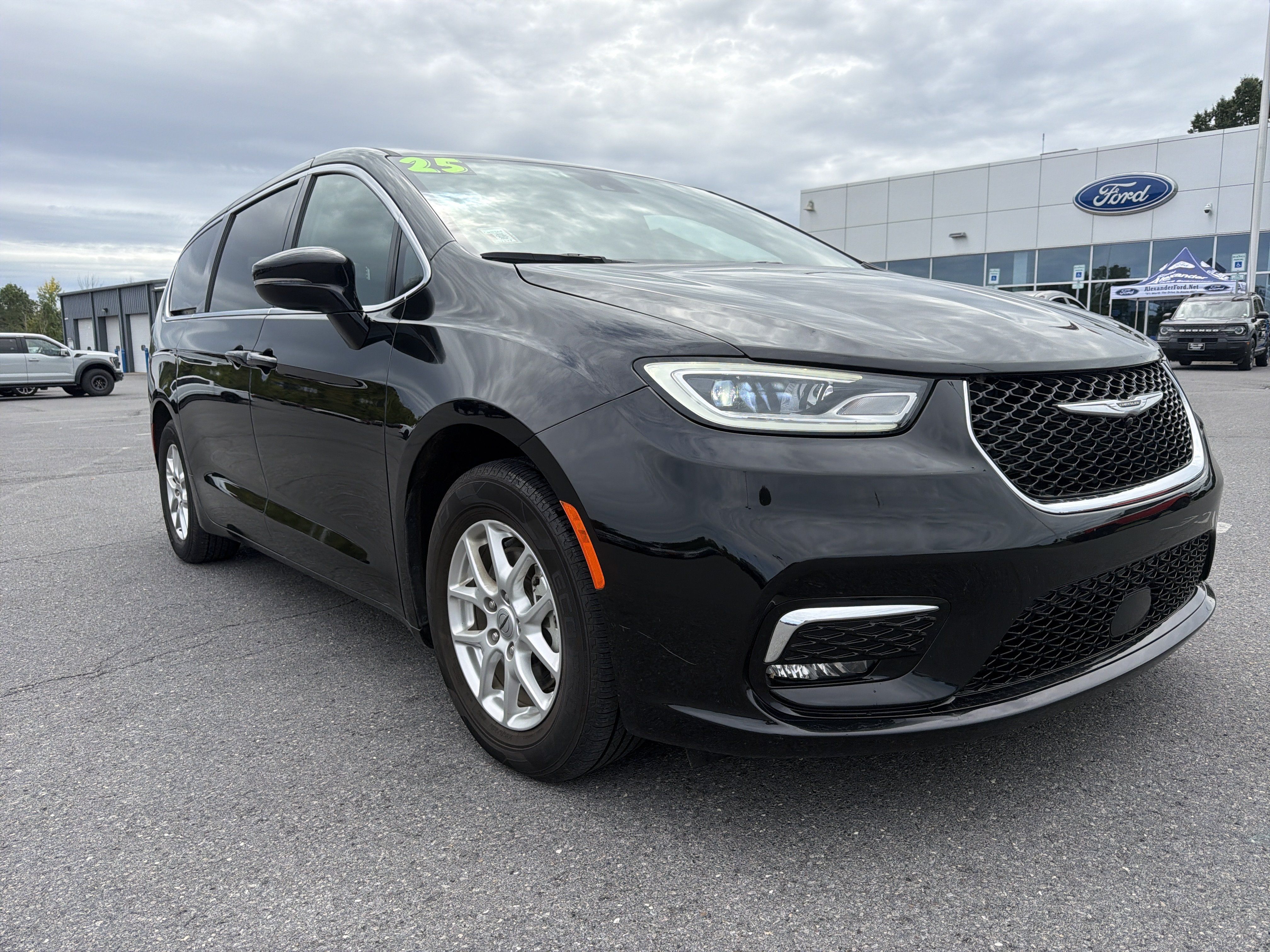 Used 2025 Chrysler Pacifica Select FWD image 1