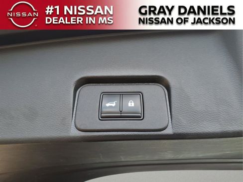 Used 2021 Nissan Rogue SV w/ Premium Package image 9