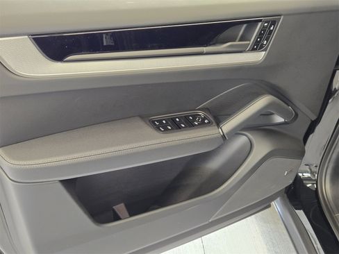 Used 2025 Porsche Cayenne Base image 15