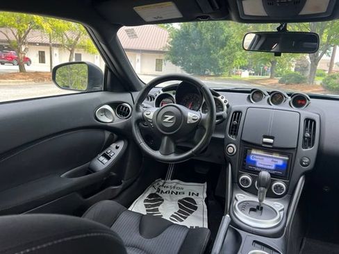 Used 2015 Nissan 370Z Coupe RWD image 18