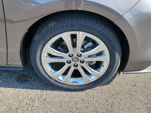 Used 2023 Toyota Sienna Platinum FWD image 41