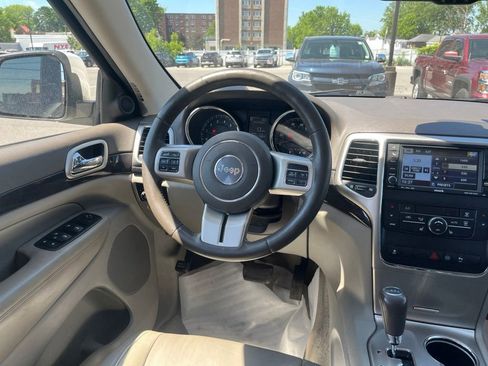 Used 2011 Jeep Grand Cherokee Laredo AWD/4WD image 11