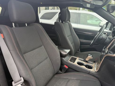 Used 2017 Jeep Grand Cherokee Laredo image 24