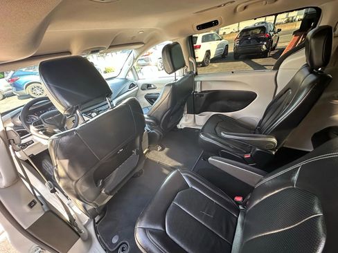 Used 2022 Chrysler Pacifica Touring-L image 15