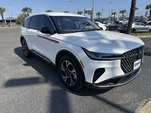 Used 2024 Lincoln Nautilus Premier image 8