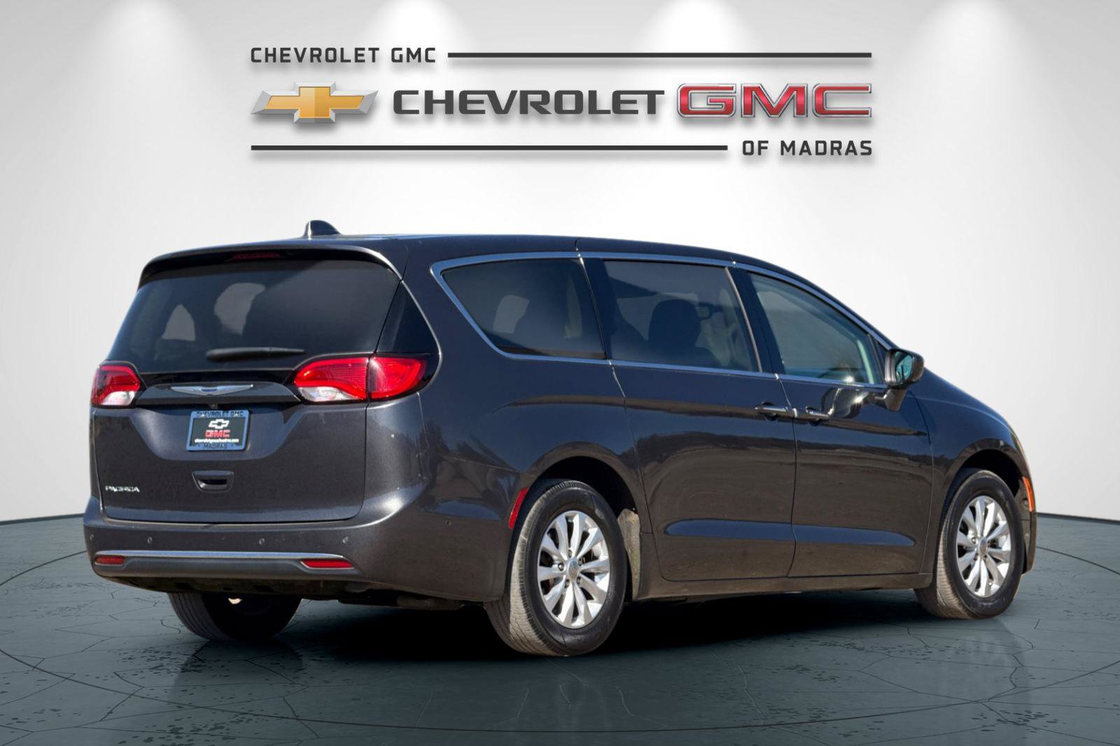 Used 2019 Chrysler Pacifica Touring Plus w/ Advanced Safetytec Group FWD image 3