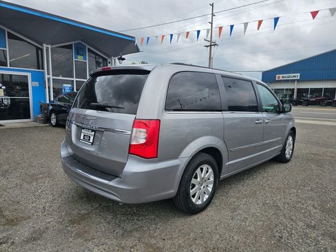 Used 2016 Chrysler Town & Country Touring image 7