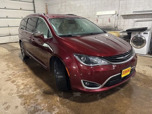 Used 2017 Chrysler Pacifica Platinum image 4