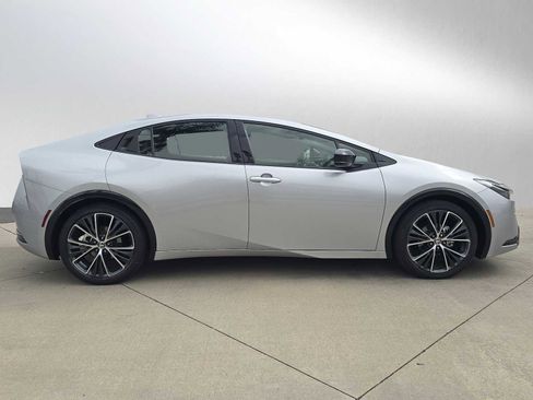Used 2025 Toyota Prius XLE FWD image 2