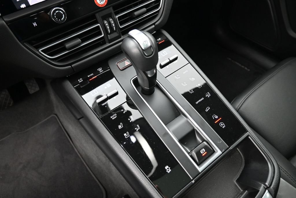 Certified 2026 Porsche Macan AWD/4WD image 22