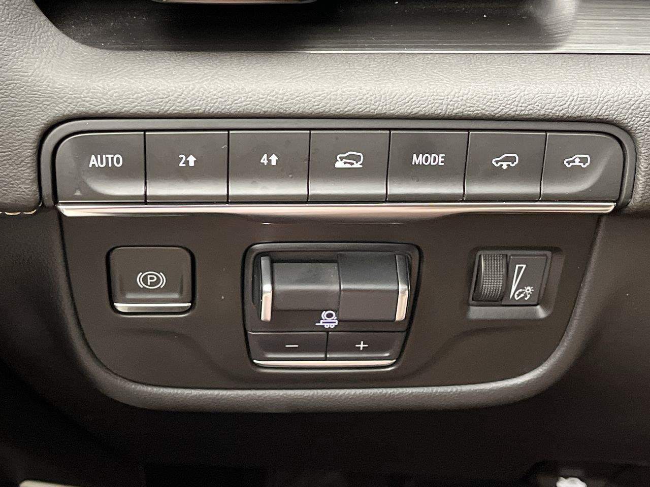 Certified 2023 Cadillac Escalade Sport w/ LPO, ONYX Package AWD/4WD image 19