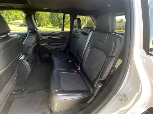 New 2025 Jeep Grand Cherokee Altitude image 10