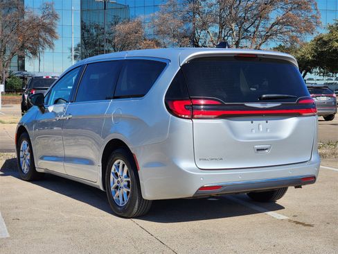 Used 2024 Chrysler Pacifica Touring-L image 4