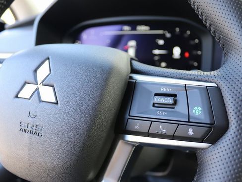 Used 2025 Mitsubishi Outlander SE image 26