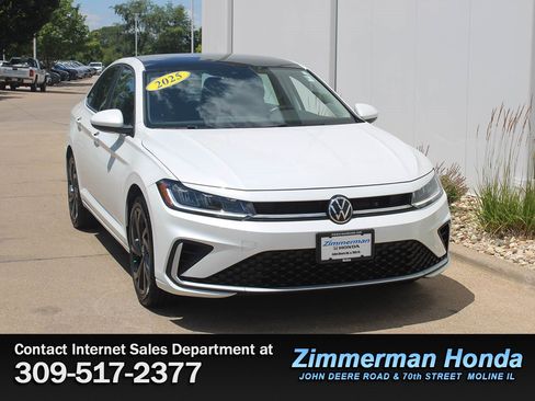 Used 2025 Volkswagen Jetta SE w/ Sunroof Package FWD image 3