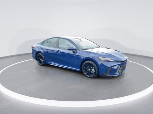 Used 2025 Toyota Camry SE image 2