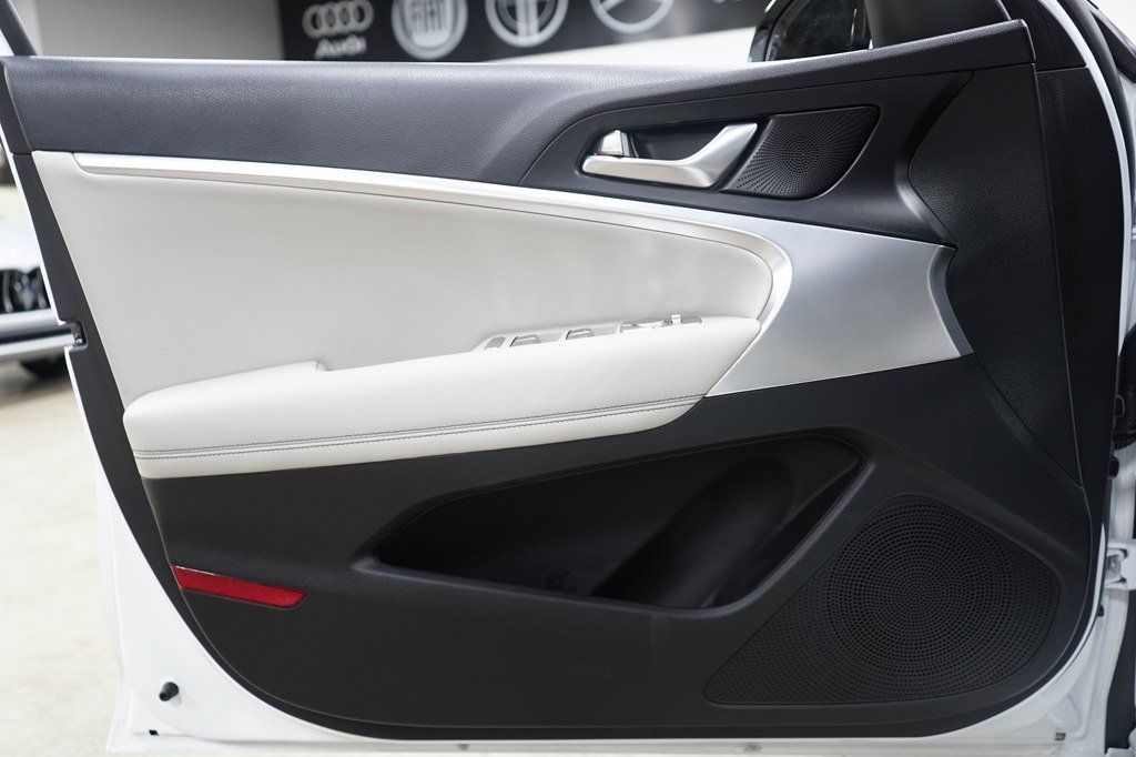 Used 2020 Genesis G70 2.0T RWD image 9