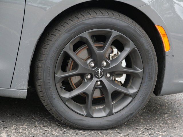 Used 2025 Chrysler Pacifica Limited FWD image 7