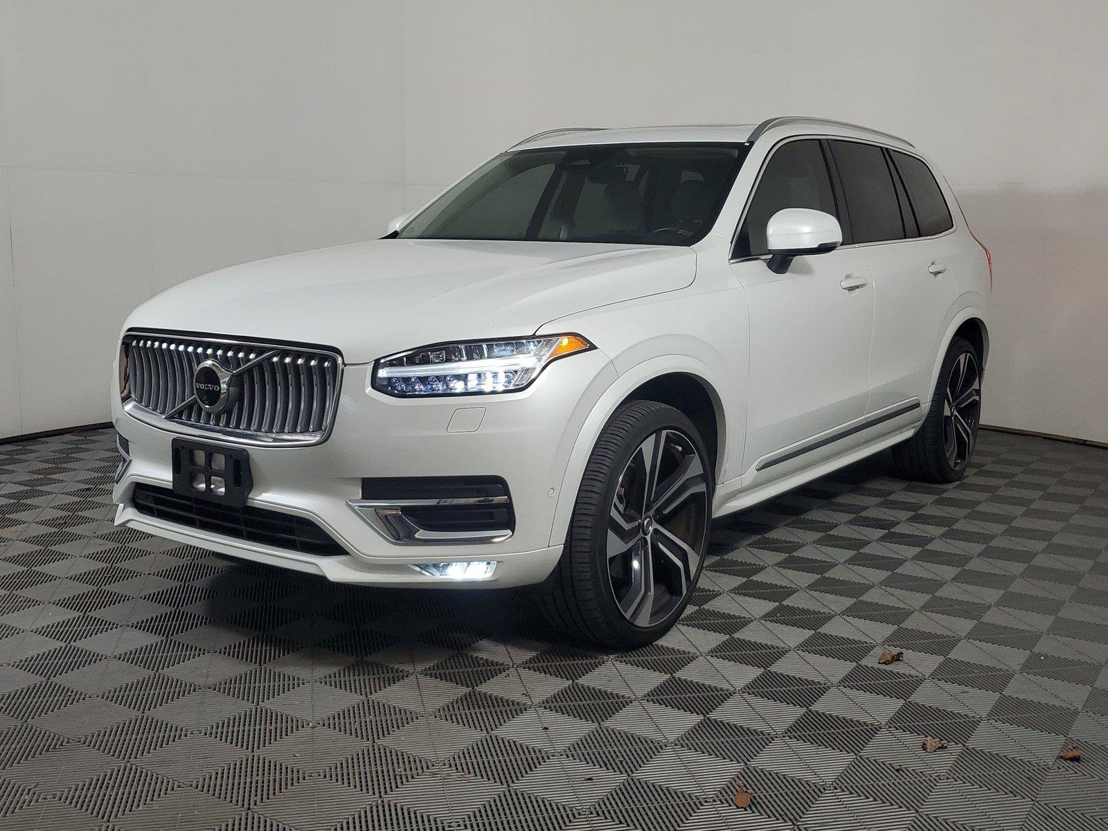 Certified 2024 Volvo XC90 B6 Ultimate w/ Protection Package Premier AWD/4WD image 3
