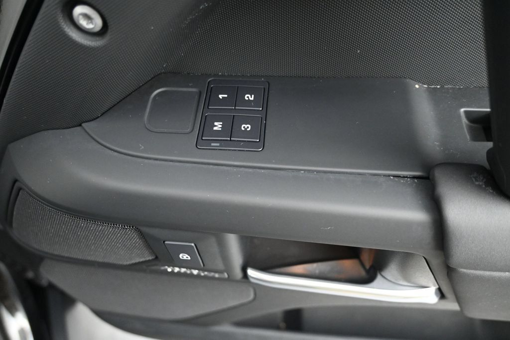 Used 2025 Land Rover Defender 110 X-Dynamic SE AWD/4WD image 5