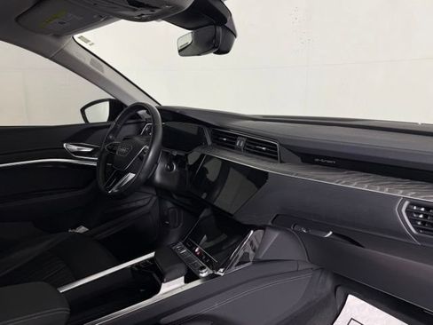 Used 2022 Audi e-tron Premium Plus w/ Premium Plus Package AWD/4WD image 22