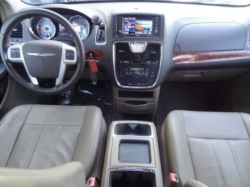 Used 2014 Chrysler Town & Country Touring FWD image 14