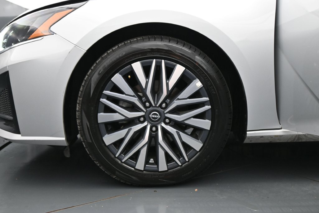 Used 2025 Nissan Altima 2.5 SV FWD image 24
