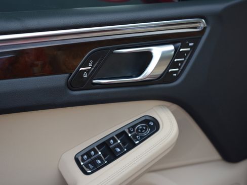 Certified 2025 Porsche Macan image 14