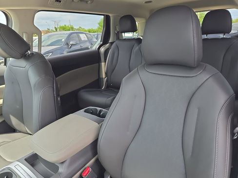 New 2026 Kia Carnival FWD image 21