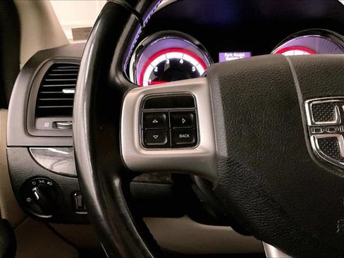 Used 2019 Dodge Grand Caravan SE w/ Rear Park Assist Package FWD image 18