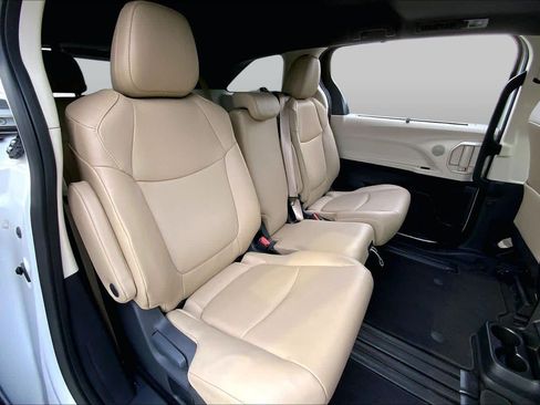 Used 2024 Toyota Sienna XLE FWD image 19