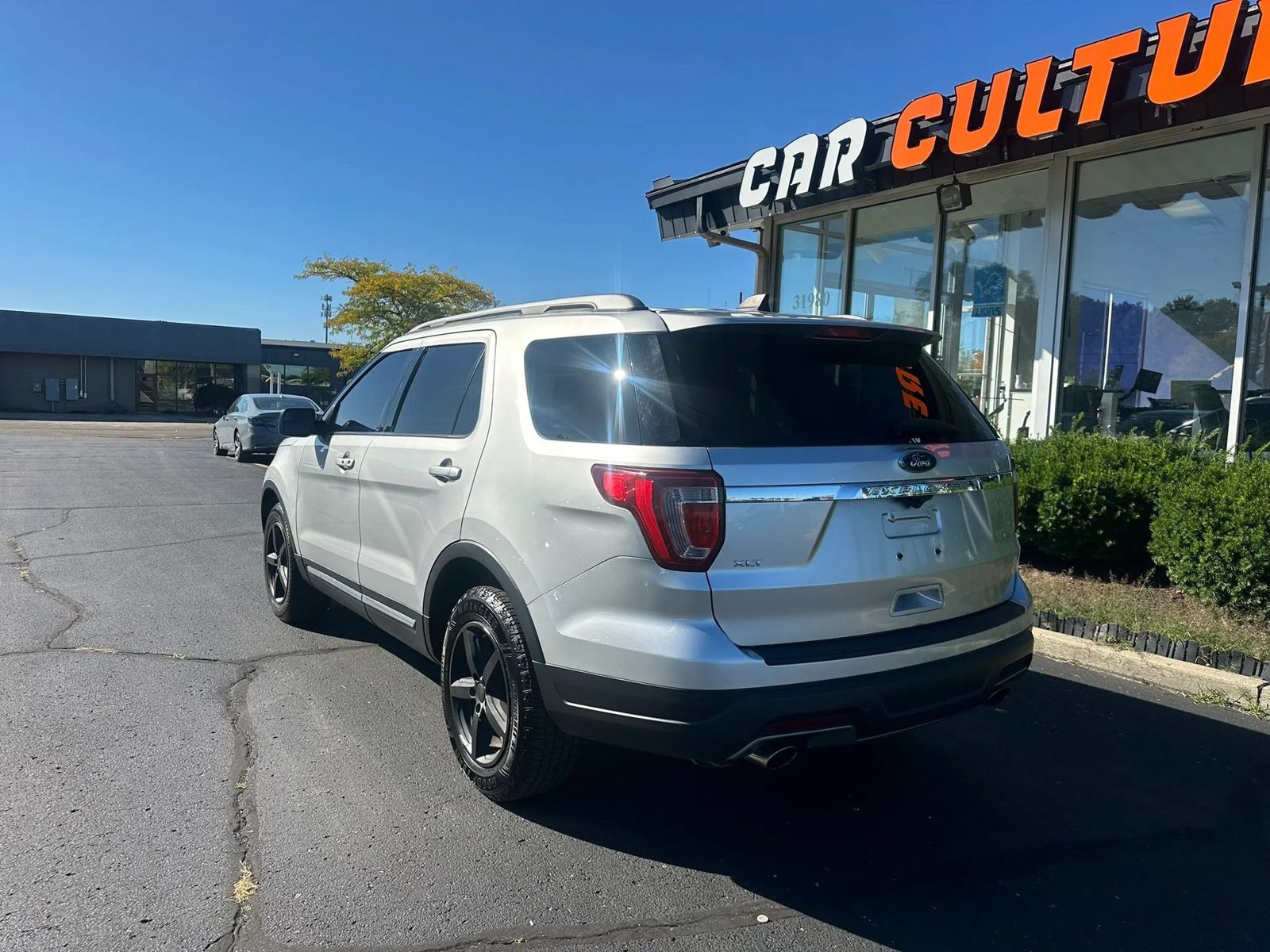 Used 2018 Ford Explorer XLT FWD image 6