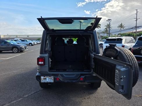 Used 2022 Jeep Wrangler Unlimited Sahara AWD/4WD image 11