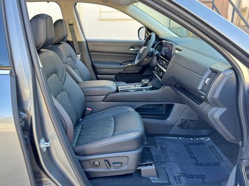 Used 2026 Nissan Pathfinder Platinum FWD image 16