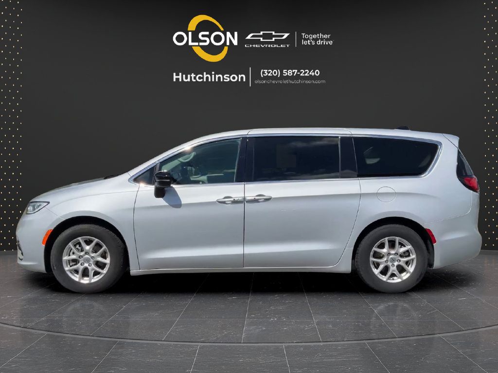 Used 2024 Chrysler Pacifica Touring-L FWD image 2