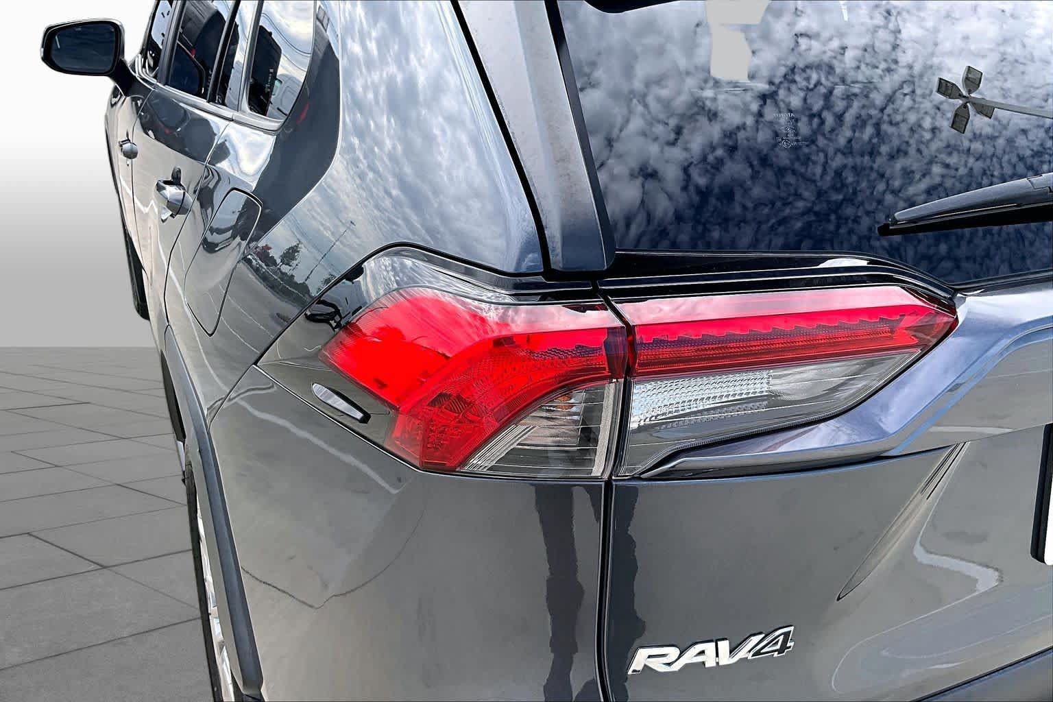 Used 2019 Toyota RAV4 XLE Premium FWD image 25