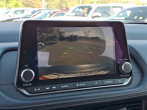 Used 2024 Nissan Rogue S AWD/4WD image 18
