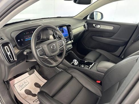Used 2025 Volvo XC40 B5 Plus AWD/4WD image 17