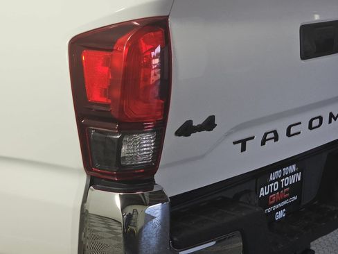 Used 2021 Toyota Tacoma SR5 AWD/4WD image 29