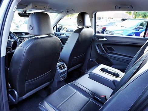 Used 2021 Volkswagen Tiguan SE image 17