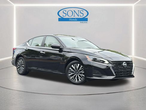 Used 2025 Nissan Altima 2.5 SV FWD image 1