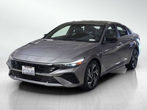 Certified 2025 Hyundai Elantra Sport FWD image 3