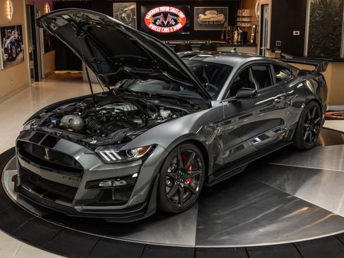 Used 2022 Ford Mustang Shelby GT500 w/ Carbon Fiber Track Pack RWD image 5