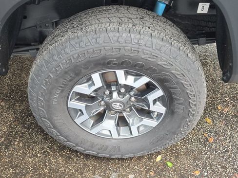 Used 2020 Toyota Tacoma TRD Off-Road w/ Technology Package AWD/4WD image 9