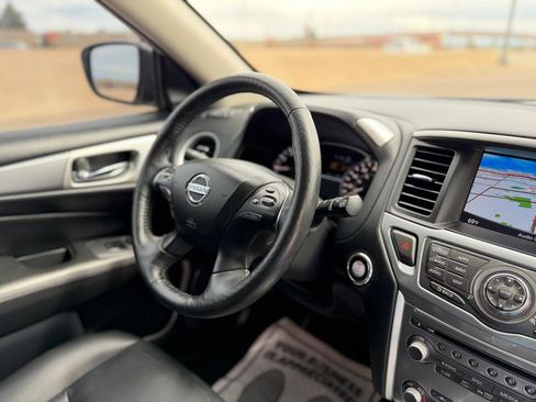 Used 2019 Nissan Pathfinder SL AWD/4WD image 15