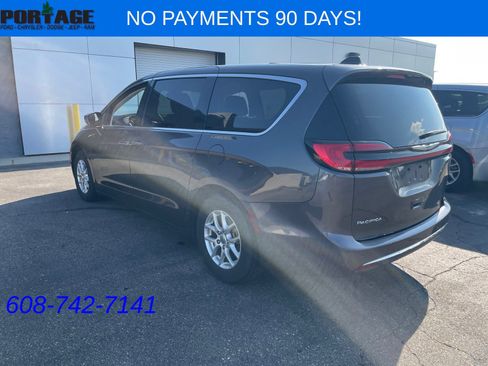Used 2023 Chrysler Pacifica Touring-L FWD image 4
