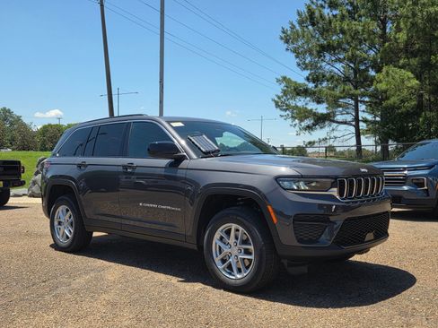 New 2026 Jeep Grand Cherokee Laredo X RWD image 3